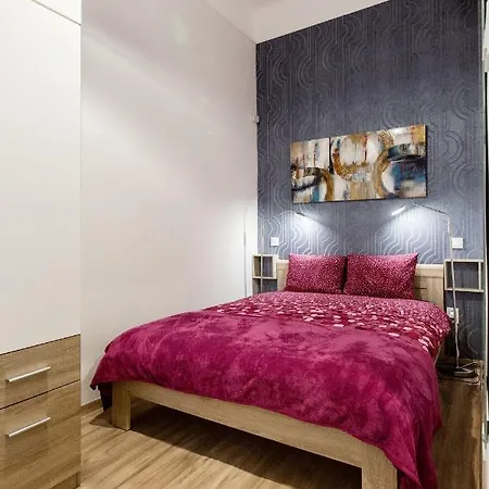 Quiet Nest In The Bustling Centre Of Apartment *