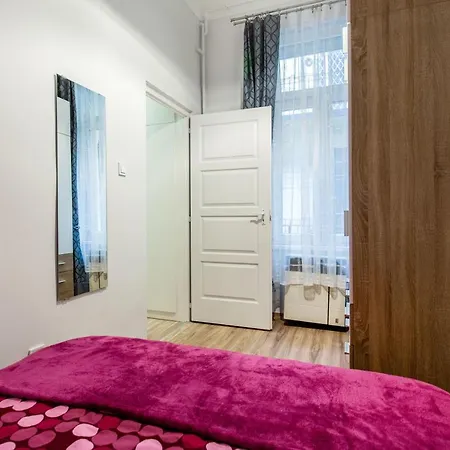 Quiet Nest In The Bustling Centre Of Apartment