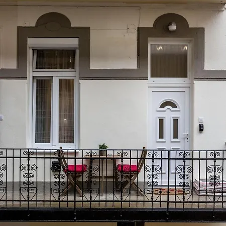 Apartment Quiet Nest In The Bustling Centre Of Budapest
