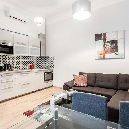 Quiet Nest In The Bustling Centre Of Apartment