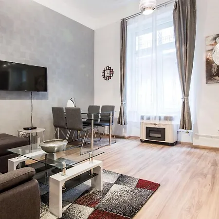 Quiet Nest In The Bustling Centre Of Apartment *